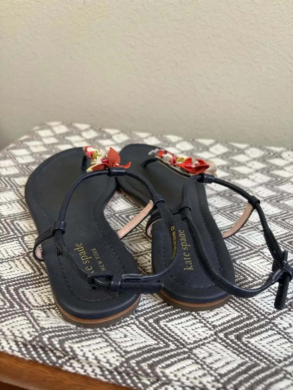 Kate Spade Rosalie T strap Flat Sandals Women 6M Leather Navy Blue Upper Floral